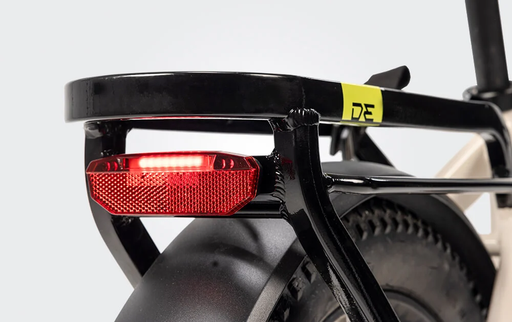 Rücklicht des faltbaren DERUIZ Peridot E-Bikes in elegantem Anthrazit für sichere Fahrten bei Nacht