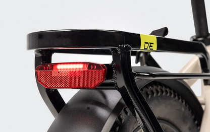 Rücklicht des faltbaren DERUIZ Peridot E-Bikes in elegantem Anthrazit für sichere Fahrten bei Nacht